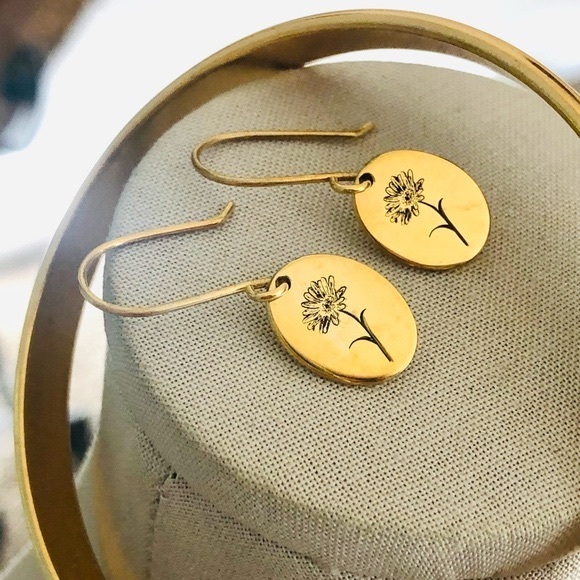 Vintage Signed Bracelet & Dainty Etched Flower Earrings - Picture 4 of 11